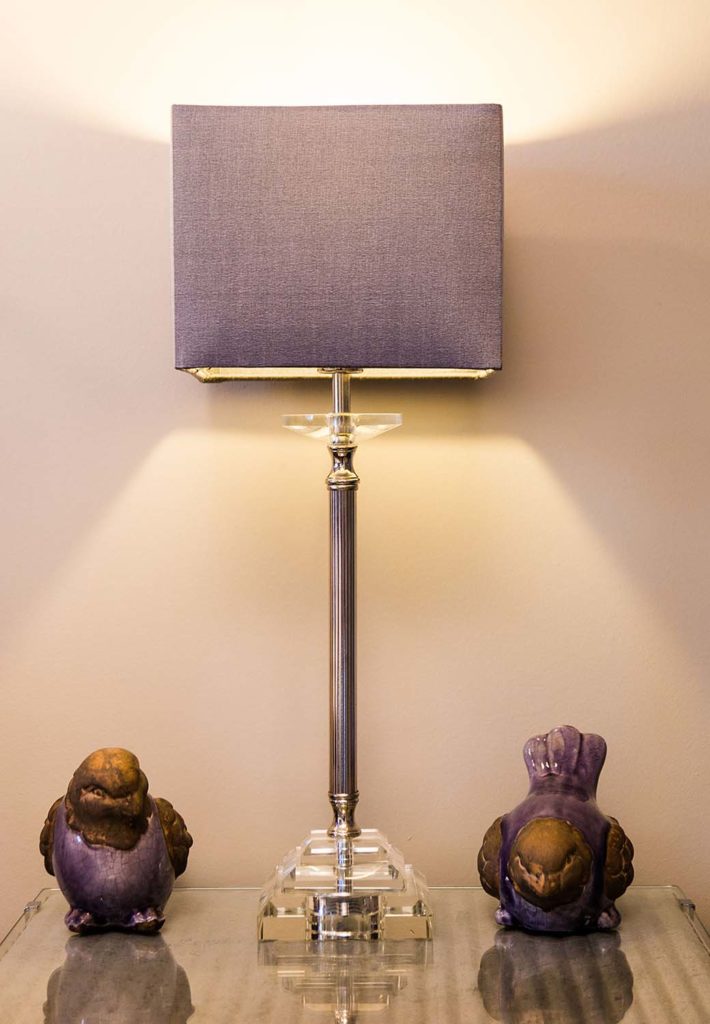 Lámpara de mesa con figuritas de pájaros a cada lado en el Greenway Hotel