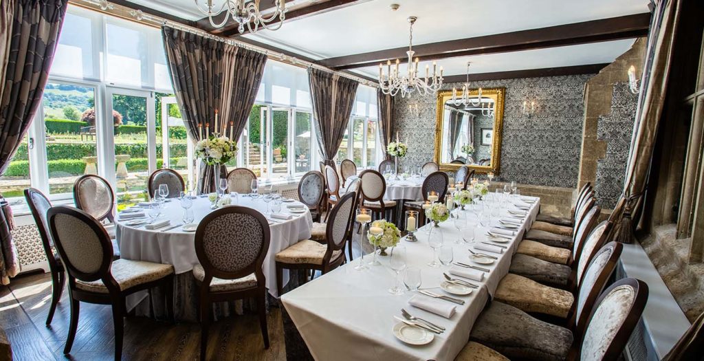 Conjunto formal de mesas grandes para un evento de comedor privado en el Greenway Hotel