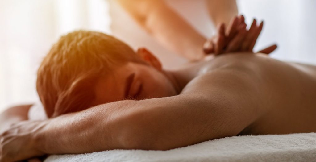 Hombre recibiendo un masaje de espalda en el Greenway Hotel Spa
