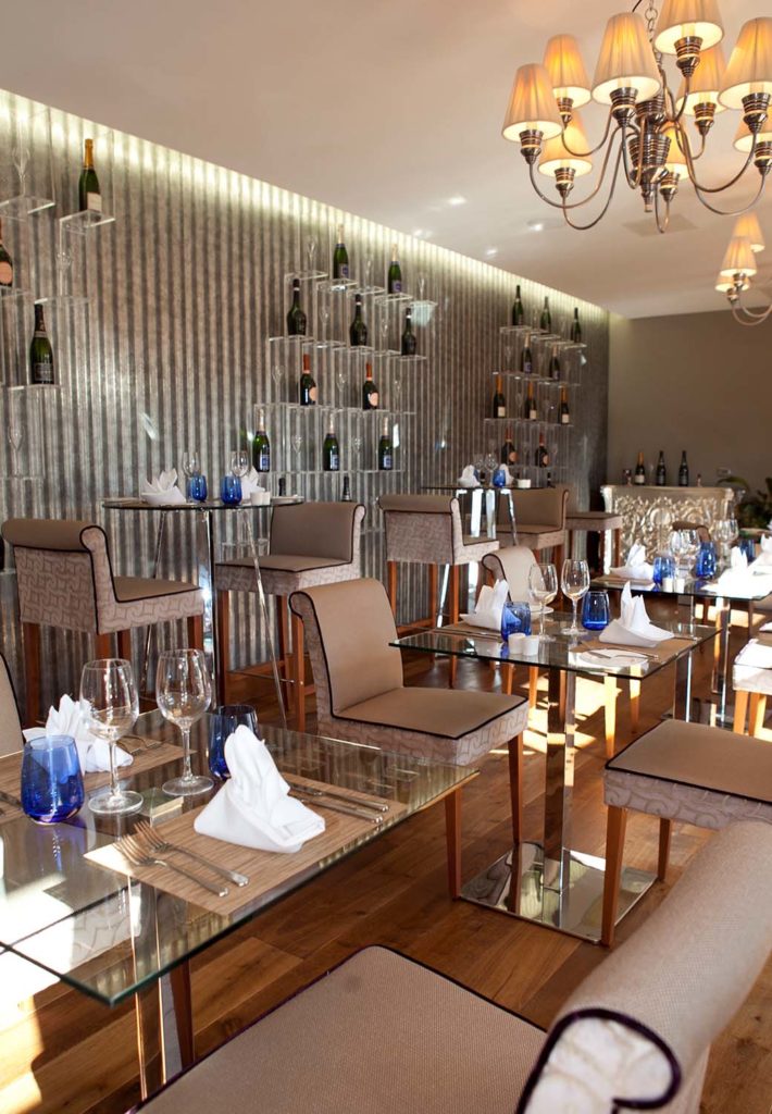 Conjunto moderno de mesas y sillas de cristal en el Spa Cafe | El Spa del Hotel Vía Verde