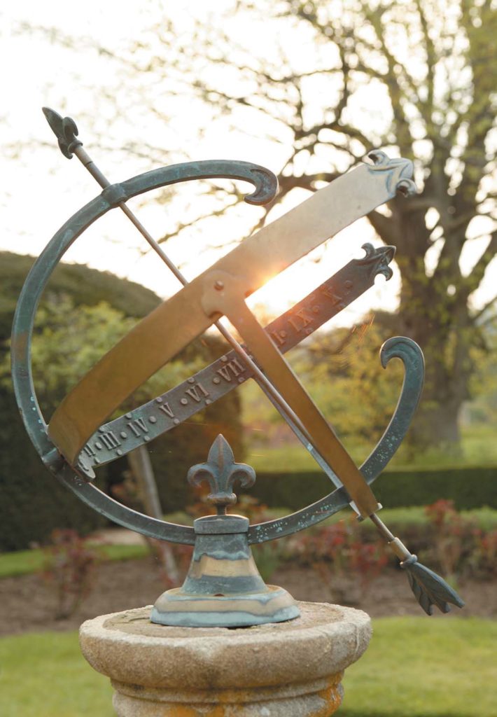 Escultura de reloj de sol en los jardines del Greenway Hotel