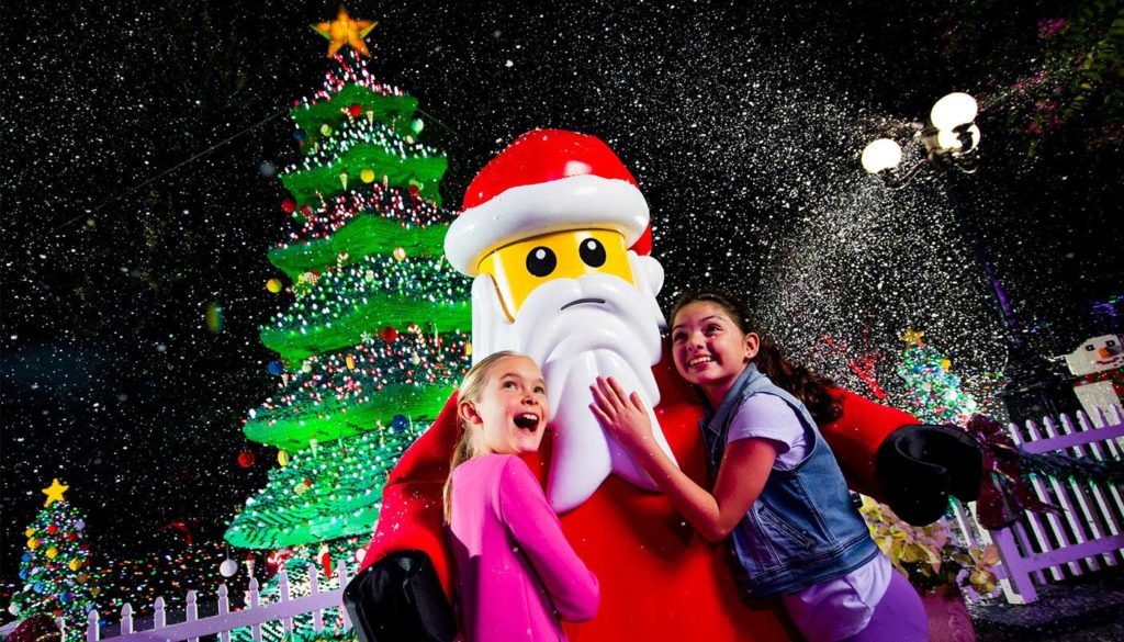 Niñas abrazando lego Santa en Legoland Orlando