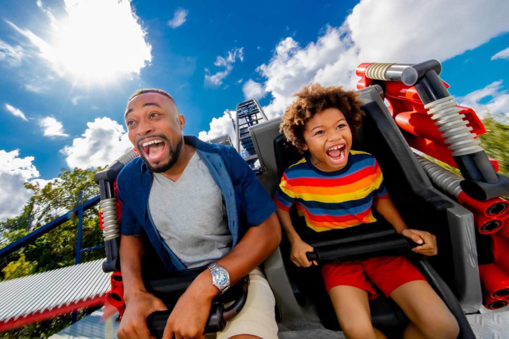 Padre e hijo en una montaña rusa en Legoland, Orlando, Florida
