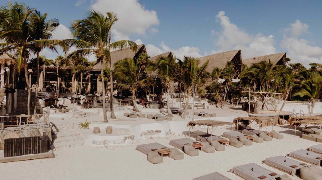Salón de playa del Club de Playa Solar Beach en el resort Papaya Playa Project
