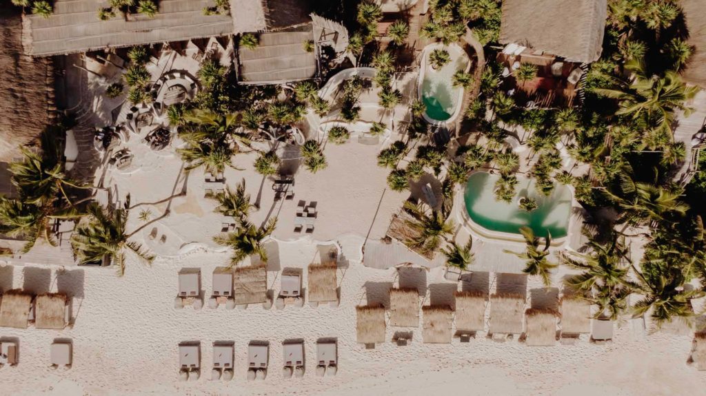 Vista aérea del club de playa Papaya Playa Project