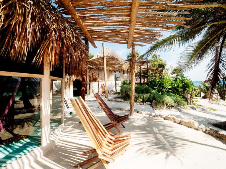 Cabaña con vista al mar - patio exterior cubierto con sala de estar en el Proyecto Papaya Playa