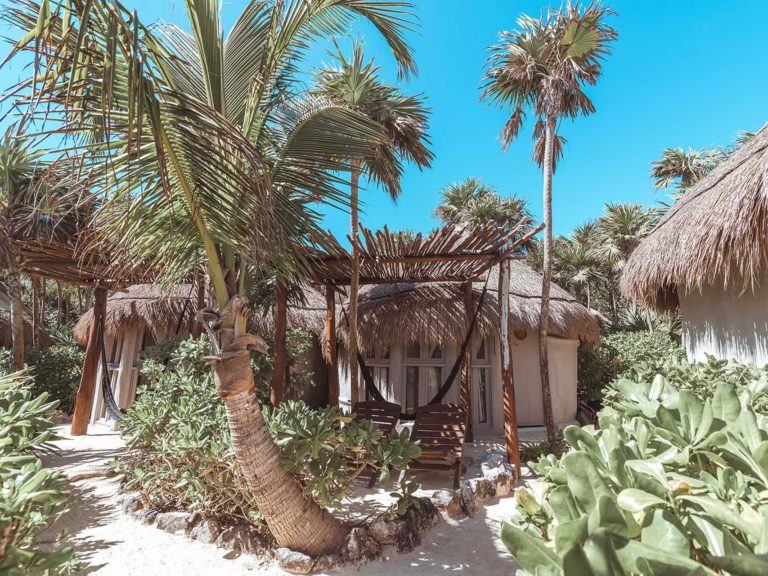 Cabaña con vista al mar - patio exterior cubierto con área de descanso y hamaca en el Proyecto Papaya Playa