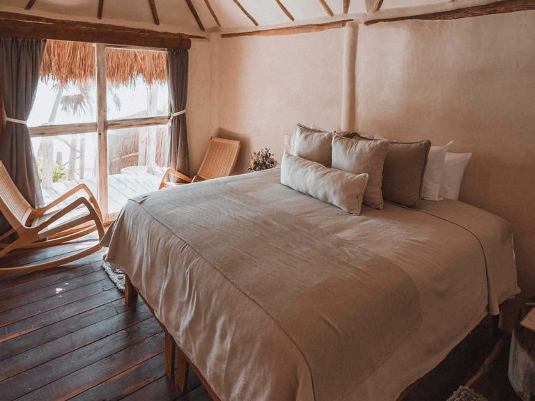Casa Arena - dormitorio con cama king y sala de estar en el Proyecto Papaya Playa