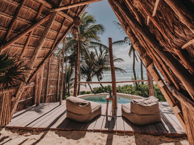 Casa Arena: terraza al aire libre, sala de estar y piscina con vista al mar en el Proyecto Papaya Playa