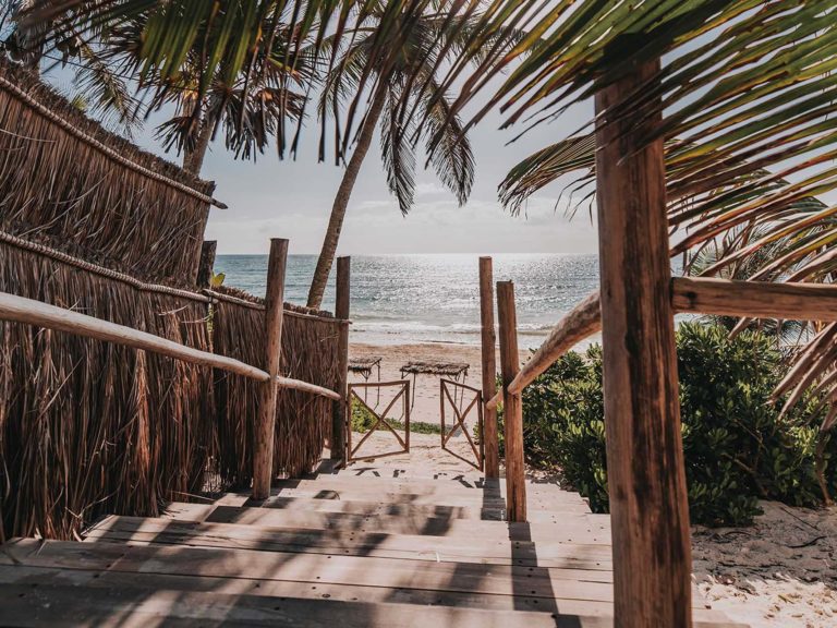 Casa Coco - pasarela a la playa en el Proyecto Papaya Playa