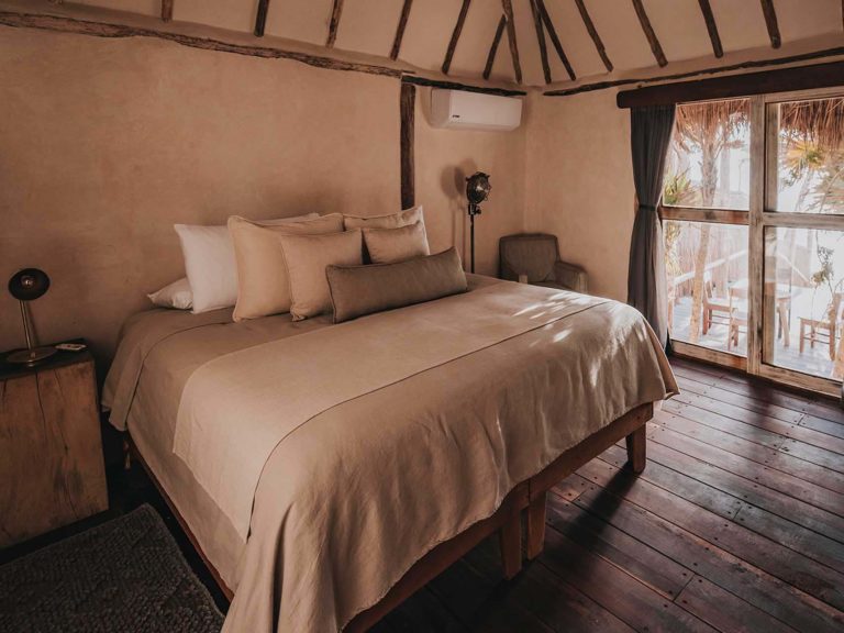 Casa Coco - dormitorio con cama king y aire acondicionado en el Proyecto Papaya Playa