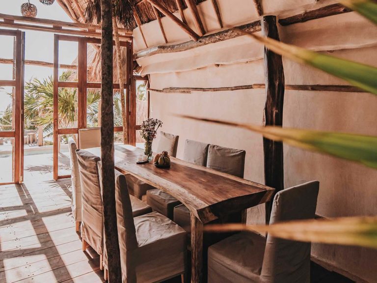 Casa Coco - comedor formal lleno de luz natural en el Proyecto Papaya Playa