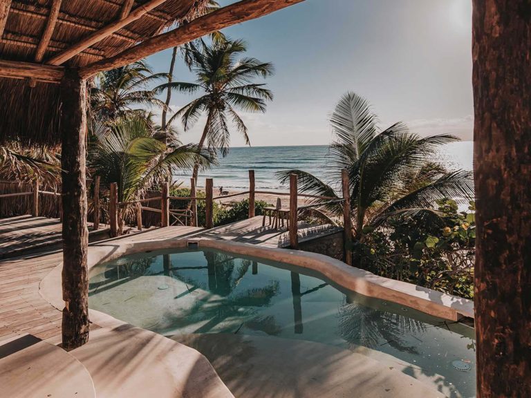 Casa Coco - terraza al aire libre y piscina con vista al mar en el Proyecto Papaya Playa