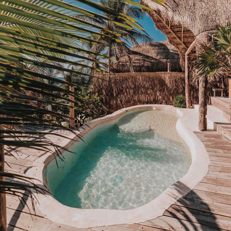 Casa Coco - terraza al aire libre y piscina en el Proyecto Papaya Playa