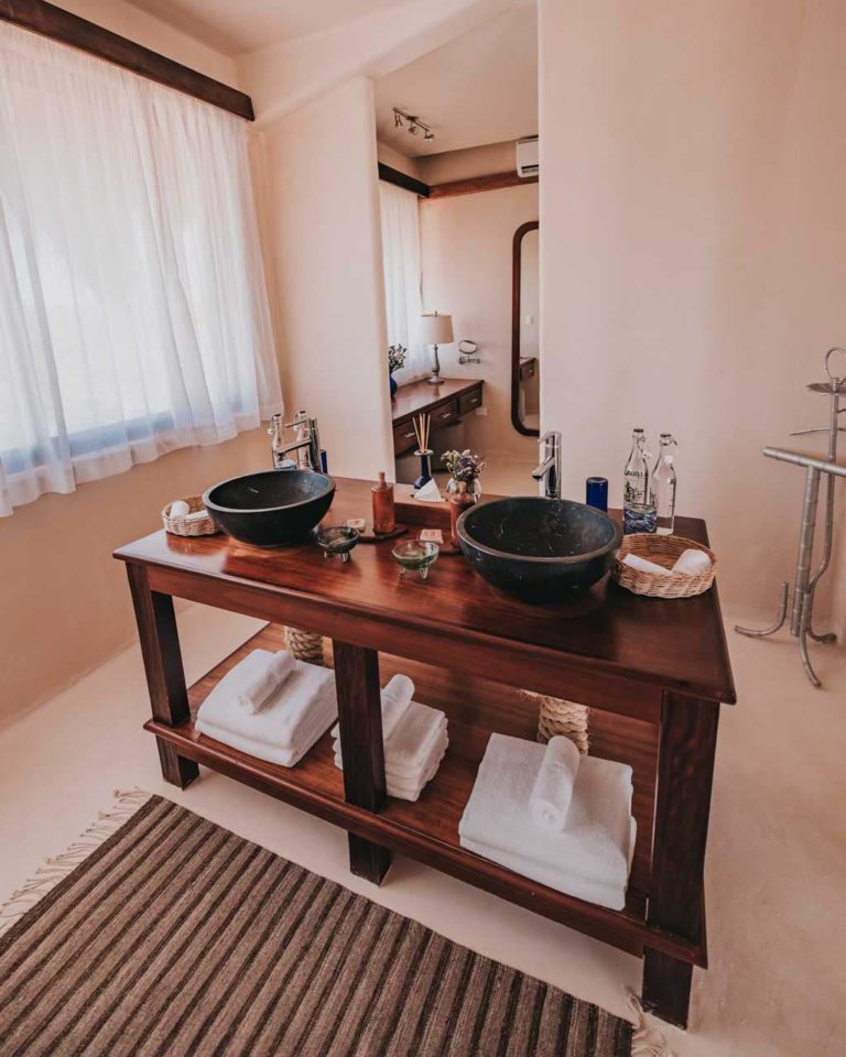 Casa Palapa - baño con tocador doble en el Proyecto Papaya Playa