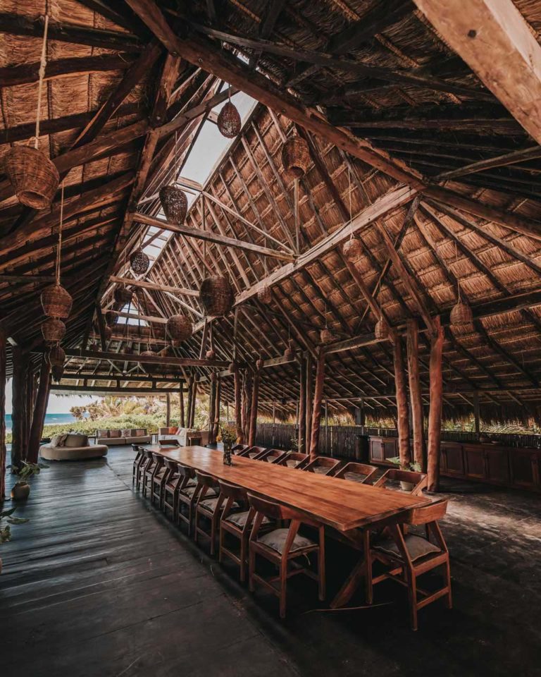 Casa Palapa: terraza cubierta al aire libre con un comedor grande y formal en el Proyecto Papaya Playa