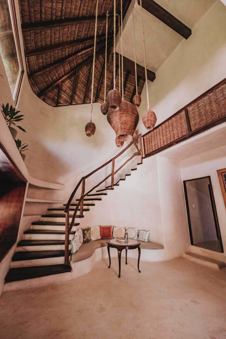 Casa Palapa - entrada a la villa con gran escalera y sala de estar en el Proyecto Papaya Playa