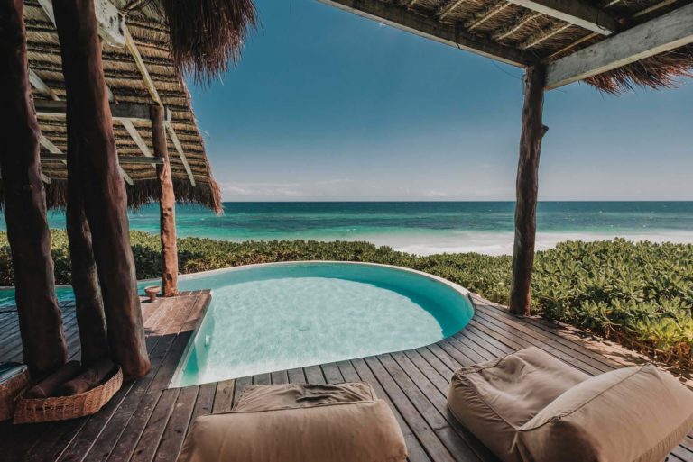 Casa Palapa: terraza cubierta al aire libre y piscina con vista al mar en el Proyecto Papaya Playa