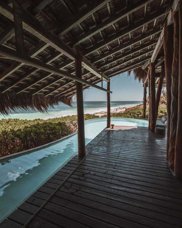 Casa Palapa: terraza cubierta al aire libre y piscina con vista al mar en el Proyecto Papaya Playa