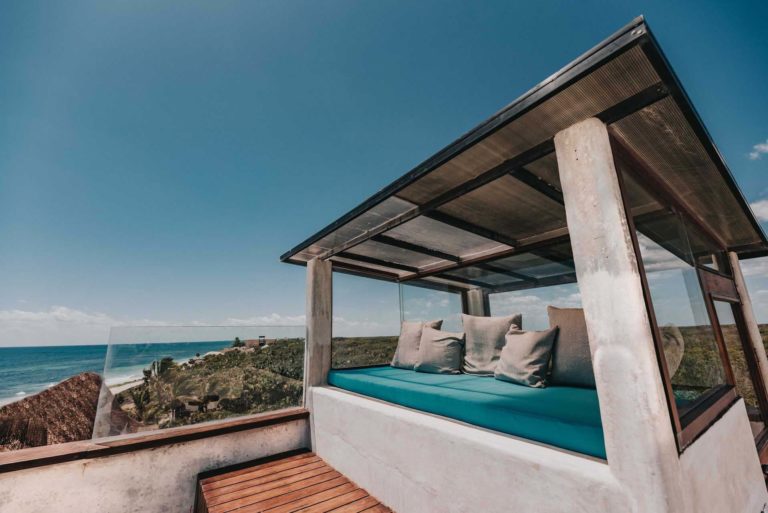 Casa Palapa - sala de estar cubierta en la azotea en el Proyecto Papaya Playa