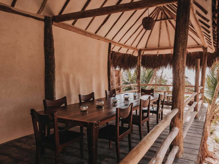 Casa Palma: terraza exterior cubierta con mesa de comedor formal en el Proyecto Papaya Playa