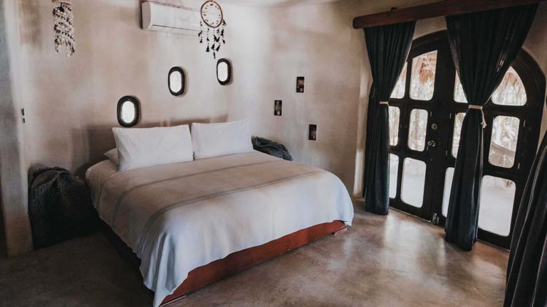 Casa Viento - dormitorio con cama king y aire acondicionado en el Proyecto Papaya Playa