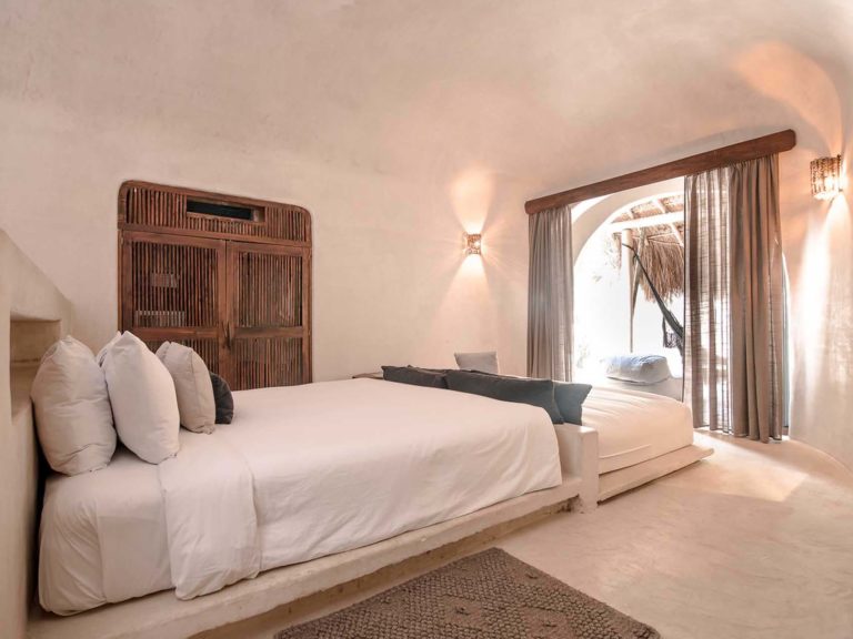 Casita con vista a la jungla con alberca - dormitorio con cama king, cama doble y closet en el Proyecto Papaya Playa