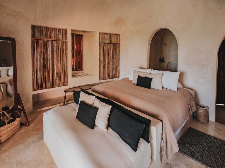 Habitación Casita con vista al mar con cama King y sala de estar en el Proyecto Papaya Playa