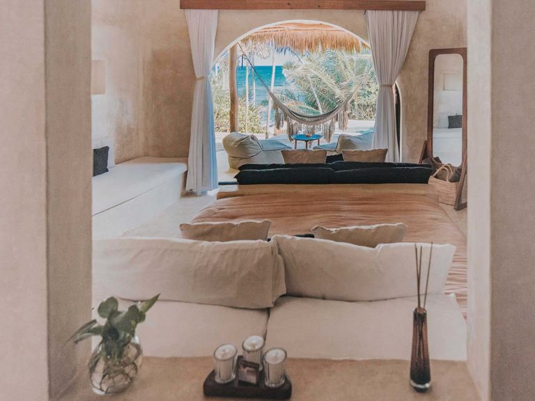 Habitación Casita con vista al mar con cama King y sala de estar en el Proyecto Papaya Playa