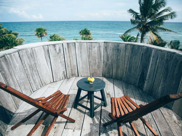 Habitación Casita con vista al mar, terraza al aire libre con sala de estar en el Proyecto Papaya Playa