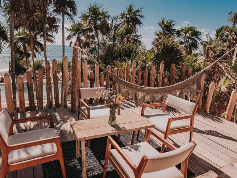 Casita con vista al mar con alberca - terraza con mesa, sillas y hamaca en el Proyecto Papaya Playa