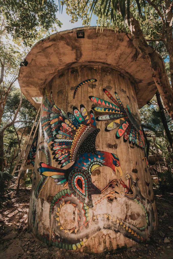 Auténtica escultura de arte hecha con materiales ecológicos en el Proyecto Papaya Playa