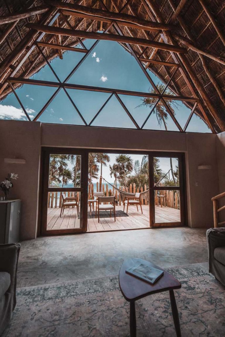 Casita loft con vista al mar y vista de la sala de estar al aire libre Proyecto Papaya Playa