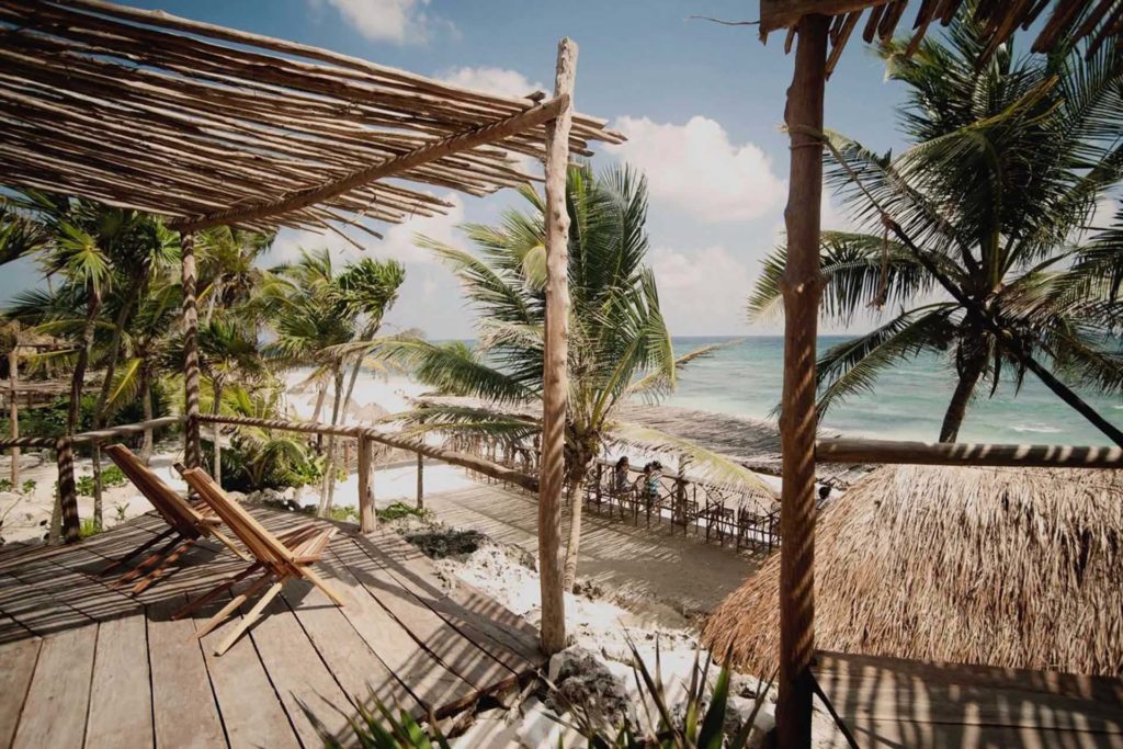 Cabaña cubierta al aire libre con vista al mar en el Proyecto Papaya Playa