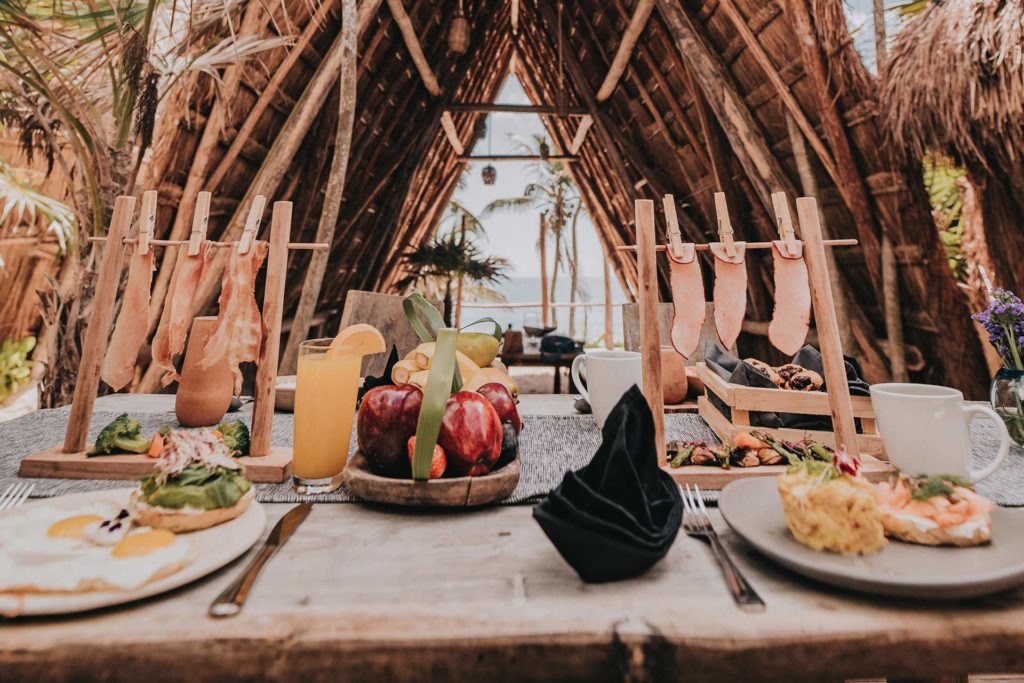 Juego de mesa de comedor con diferentes artículos para el desayuno en una villa | Proyecto Papaya Playa
