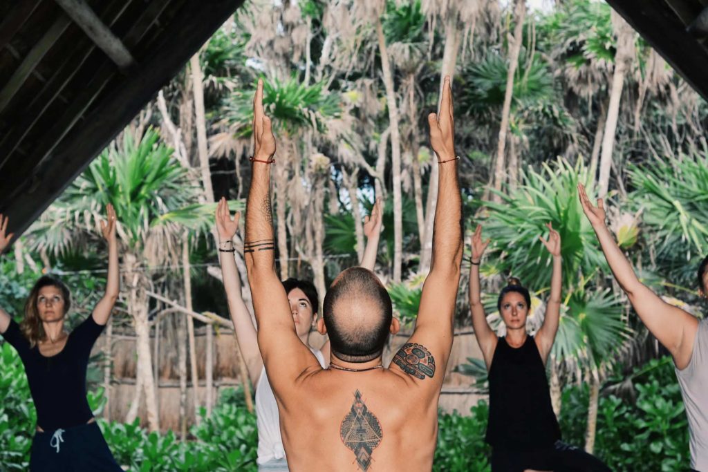 Instructora de yoga dando una clase en el Proyecto Papaya Playa