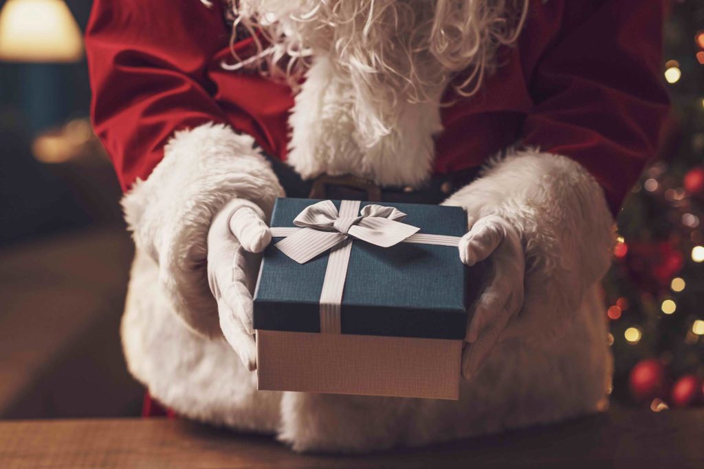 Der Weihnachtsmann liefert ein Weihnachtsgeschenk