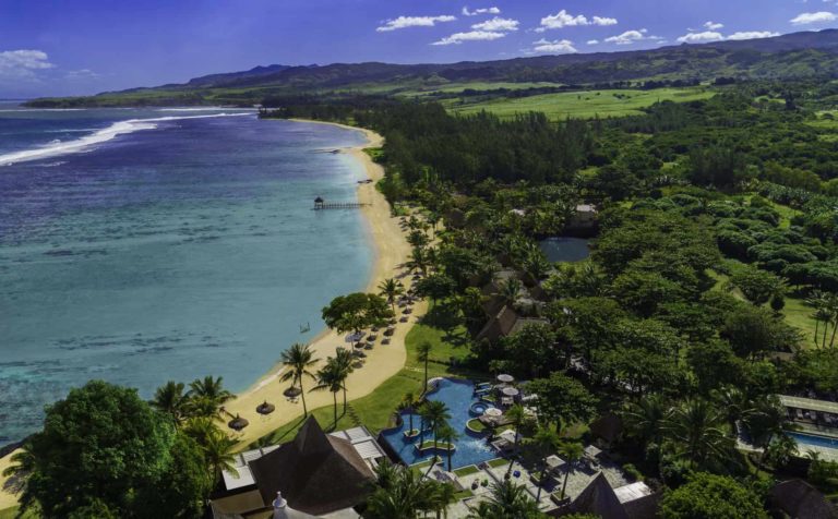 Luftaufnahme des Shanti Maurice Resort & Spa am Strand von Saint Felix, Mauritius