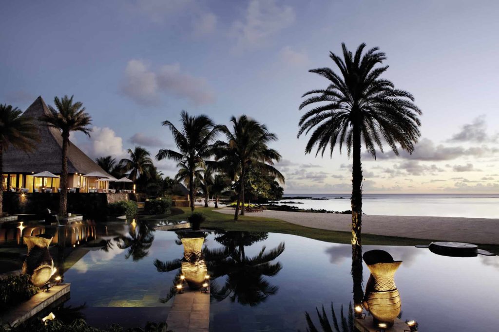 在日落时俯瞰海滩的 Shanti Maurice Resort 游泳池