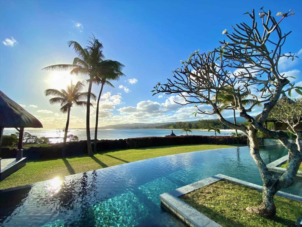 Villa y piscina con vista a la playa en Shanti Maurice Resort & Spa