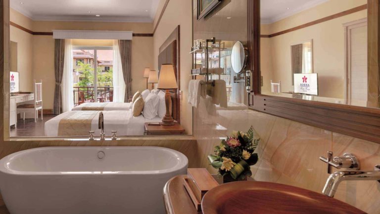 Badezimmer des Deluxe-Zimmers mit Gartenblick im Sokha Siem Reap Resort