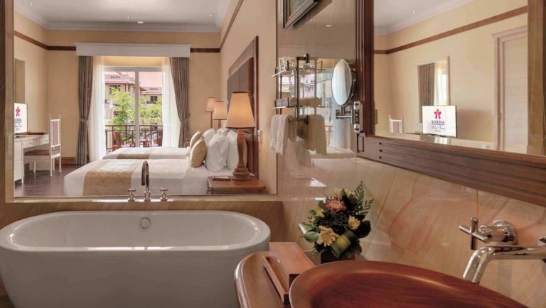 Badezimmer des Deluxe Zimmers mit Poolblick im Sokha Siem Reap Resort