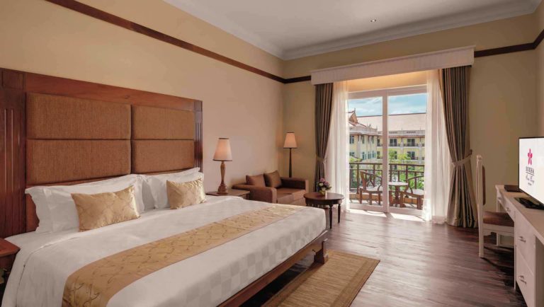 Deluxe Zimmer mit Kingsize-Bett und Blick auf den Pool im Sokha Siem Reap Resort