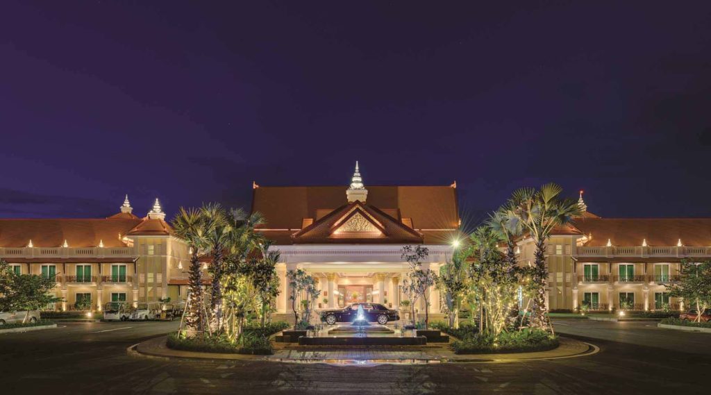 Außenansicht des Haupteingangs des Sokha Siem Reap Resorts bei Nacht