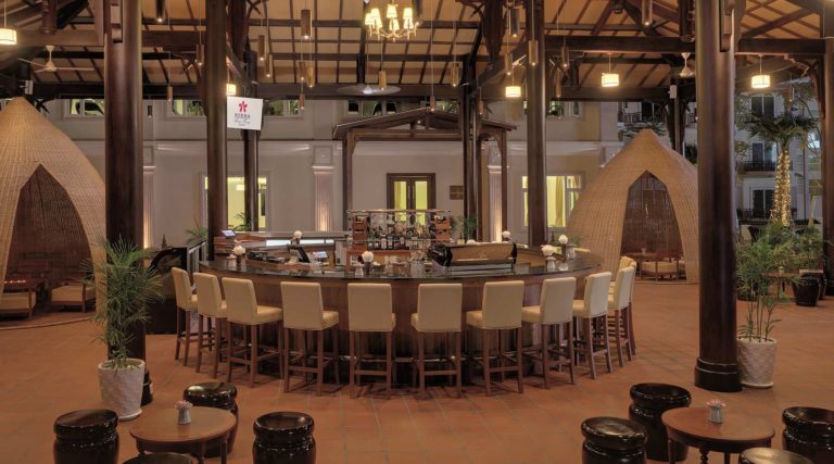 Große runde Bar mit Sitzgelegenheiten im Khmer Bistro im Sokha Siem Reap Resort