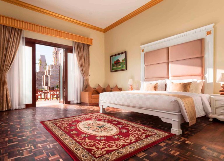 Schlafzimmer mit Kingsize-Bett der Royal Sokha Villa im Sokha Siem Reap Resort