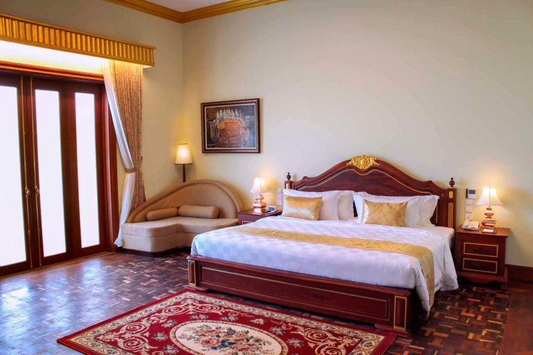 Schlafzimmer mit Kingsize-Bett der Royal Sokha Villa im Sokha Siem Reap Resort