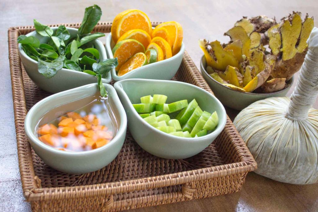 Schneidet Kräuter und Früchte, die für Zutaten im Sokha Siem Reap Resort Spa verwendet werden