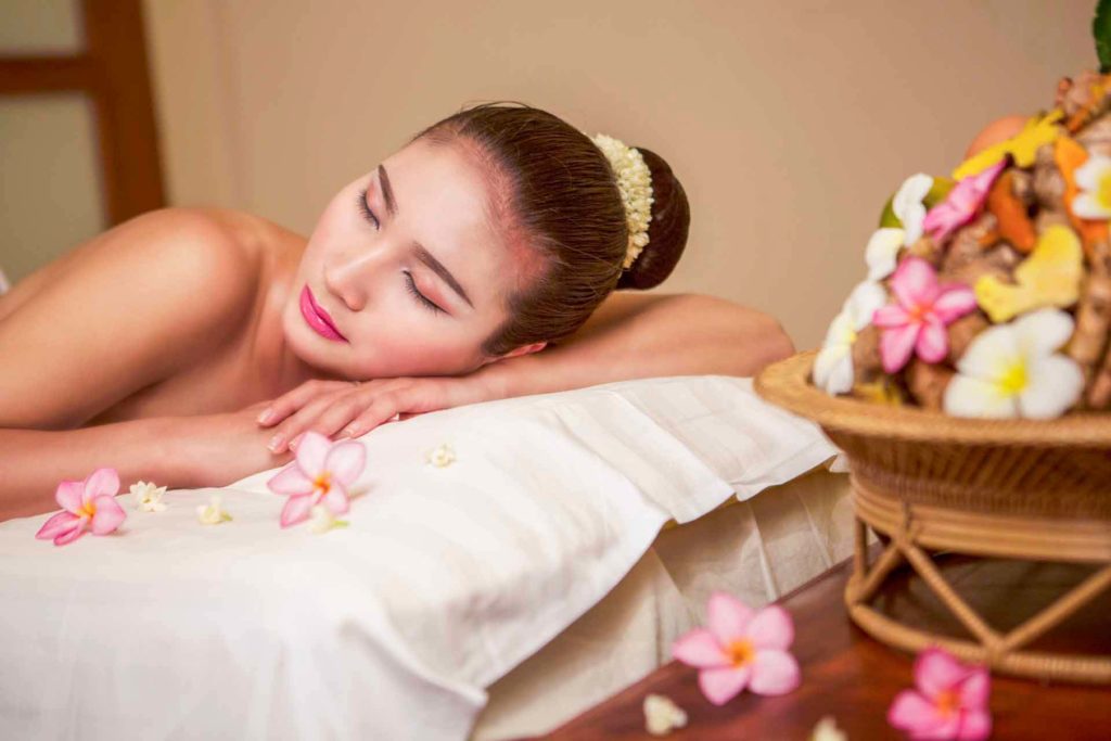 Frau liegt auf einem Massagetisch im Sokha Siem Reap Resort Spa