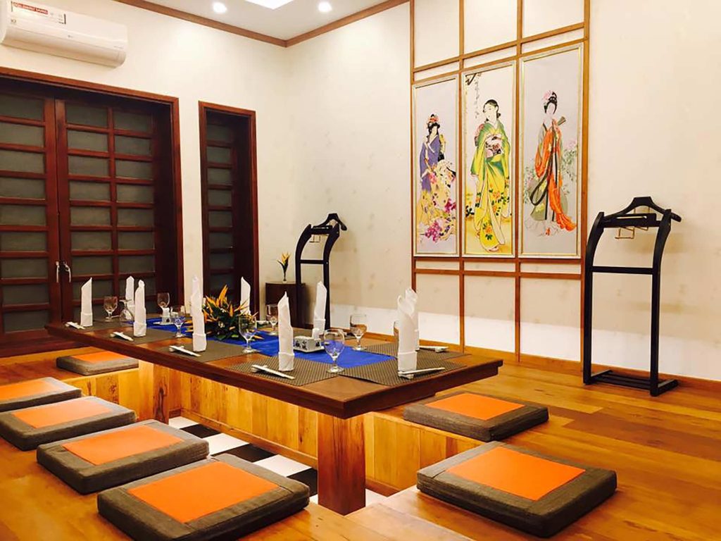 Privates Esszimmer mit traditioneller Bodenbestuhlung im Takezono Restaurant des Sokha Siem Reap Resorts